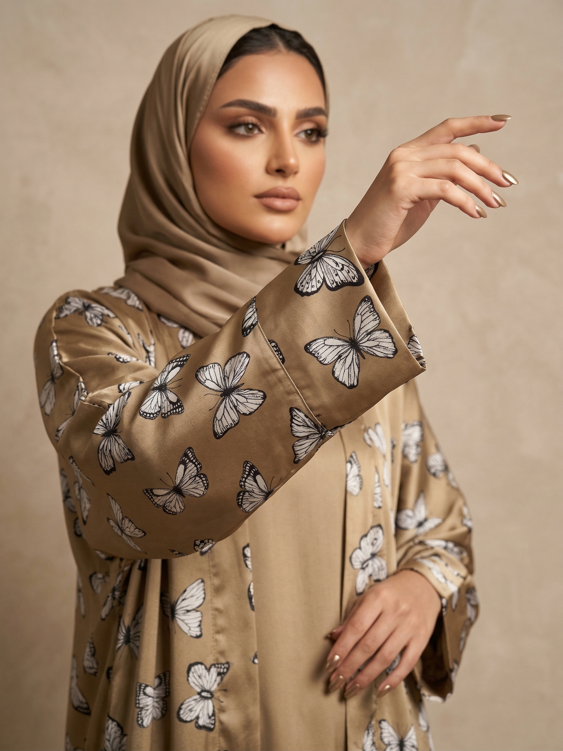 "فراشة الذهب" (Golden Butterfly) - الصورة 2